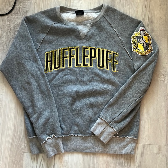 Disney Tops - Universal Wizarding World of Harry Potter HUFFLEPUFF Crew Neck Sweatshirt Small